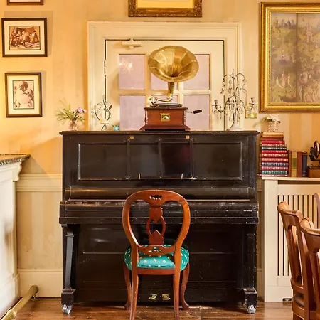 Daire Preston House *