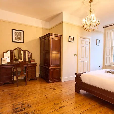 Daire Preston House *
